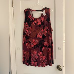 Livvi women’s activewear top (NWT)